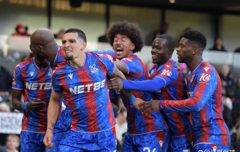 中国九游体育-包含纽卡斯尔训练开放日，集结日主帅复盘引欢呼，足总杯在即，年轻球员得到机会的词条