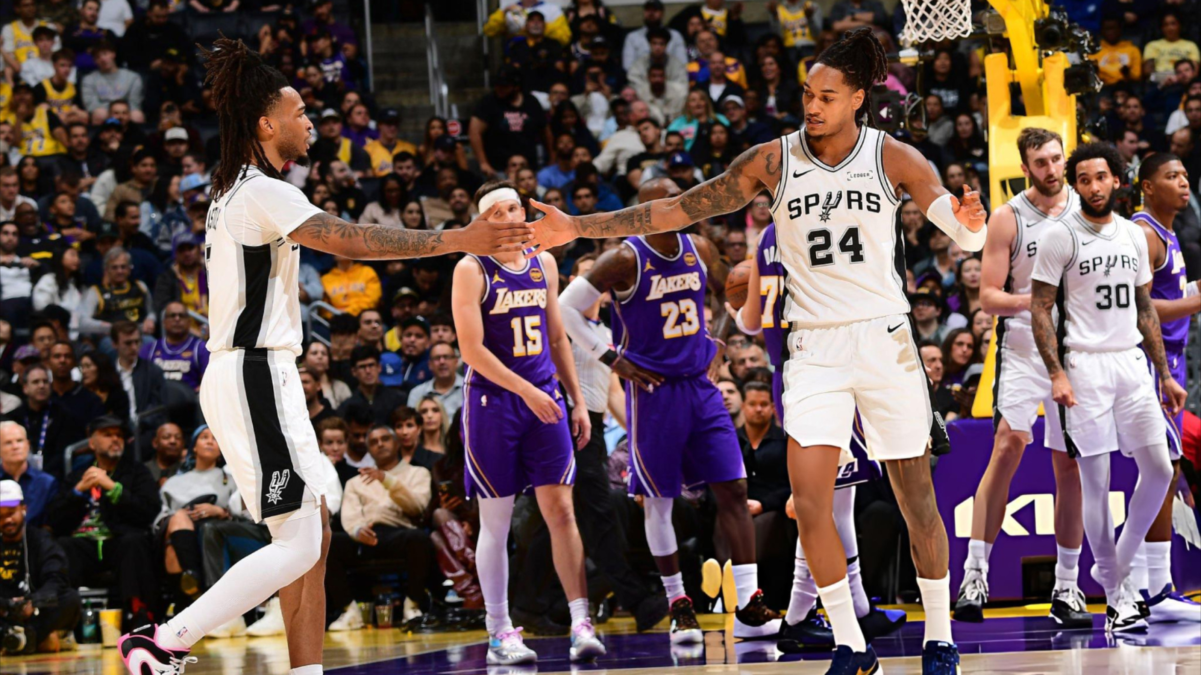 今晚英超传出新动向，圣安东尼奥马刺手感冰凉，管理层表态——管理层满意，年轻球员得到机会(哈里森巴恩斯交易到马刺)