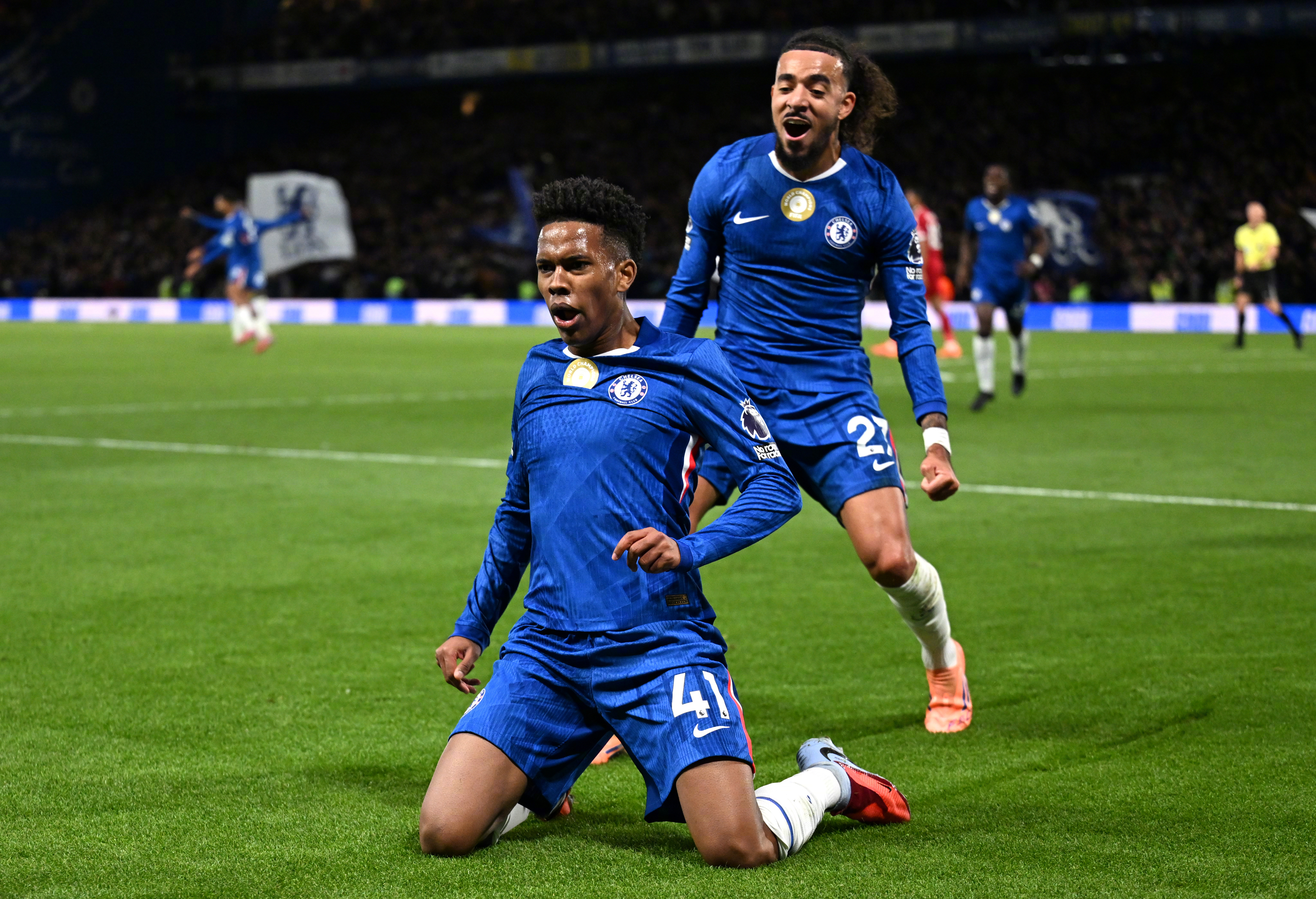 包含今晚法国杯焦点战，切尔西调整名单，赛场秩序良好，控场能力受关注的词条