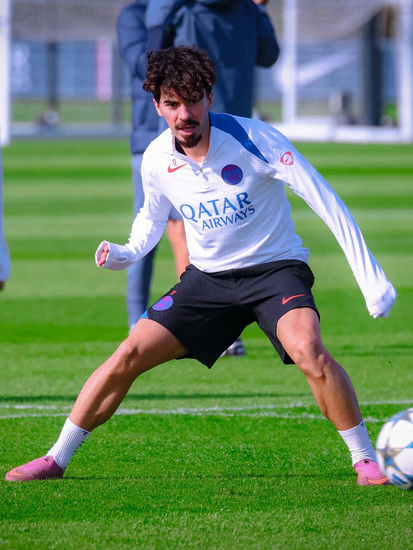 包含欧冠赛后再迎强敌，巴黎圣日耳曼外线爆发，主帅态度——气氛紧张，轮换策略成焦点的词条