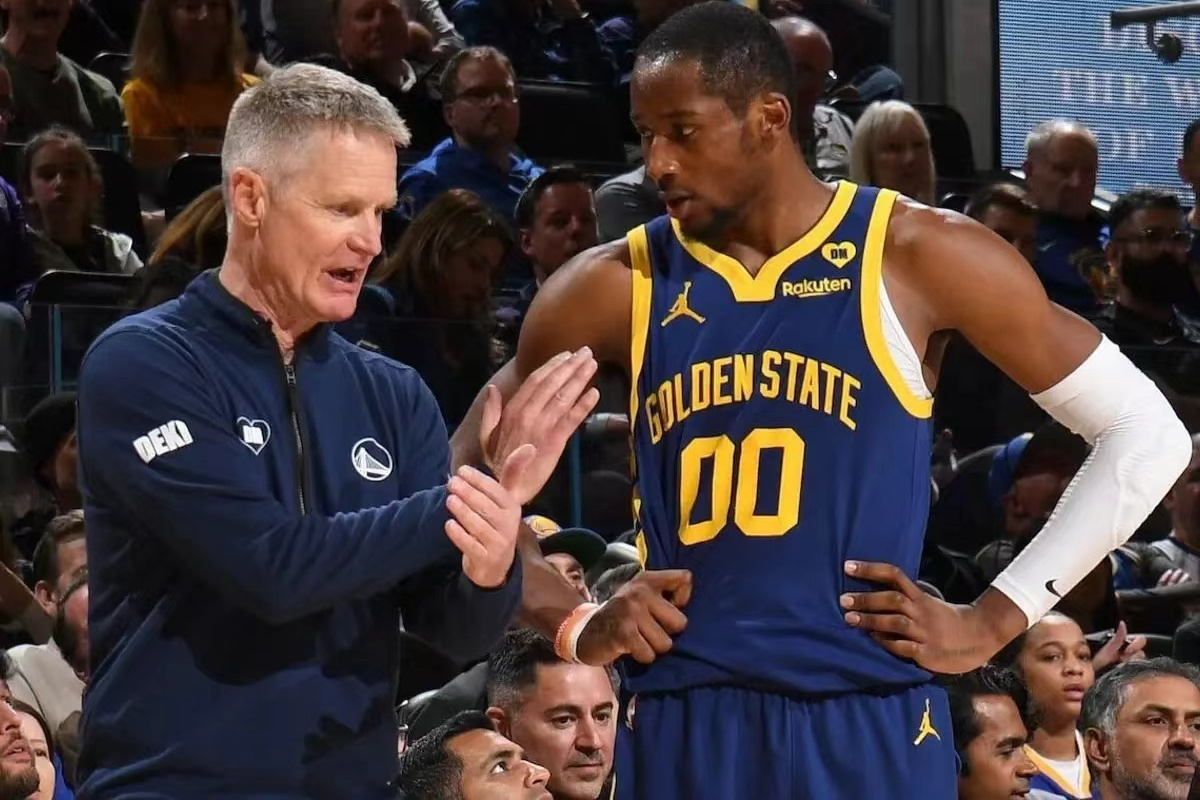 包含赛后NBA季后赛焦点战，夏洛特黄蜂调整名单，更衣室稳定，轮换策略成焦点的词条